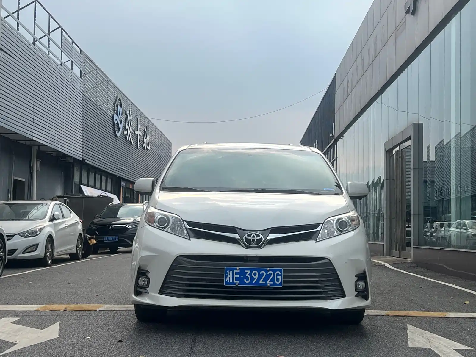 Photo 2 - Toyota Sienna