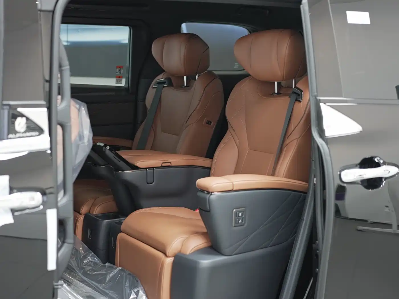 Toyota Alphard 2025 Hybrid 2.5L Ultimate Gold Edition фото 5