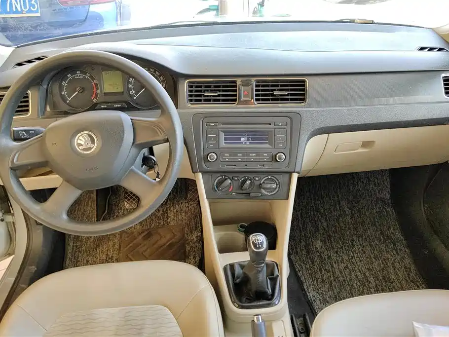 Škoda Rapid 2013 1.6L Manual Smart Selection фото 12