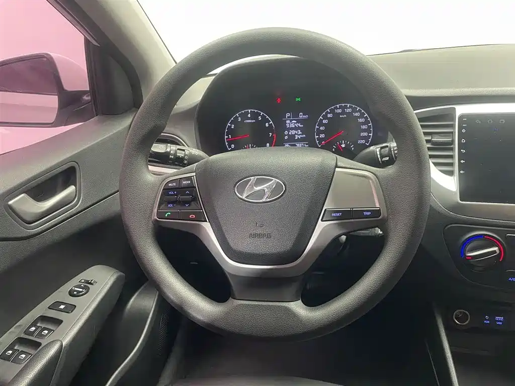 Hyundai Verna 2016 1.4L Automatic Cool Edition GLS фото 13