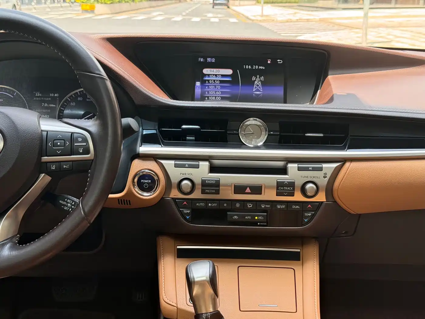 Lexus ES 2017 300h Mark Levinson Comfort Edition фото 12