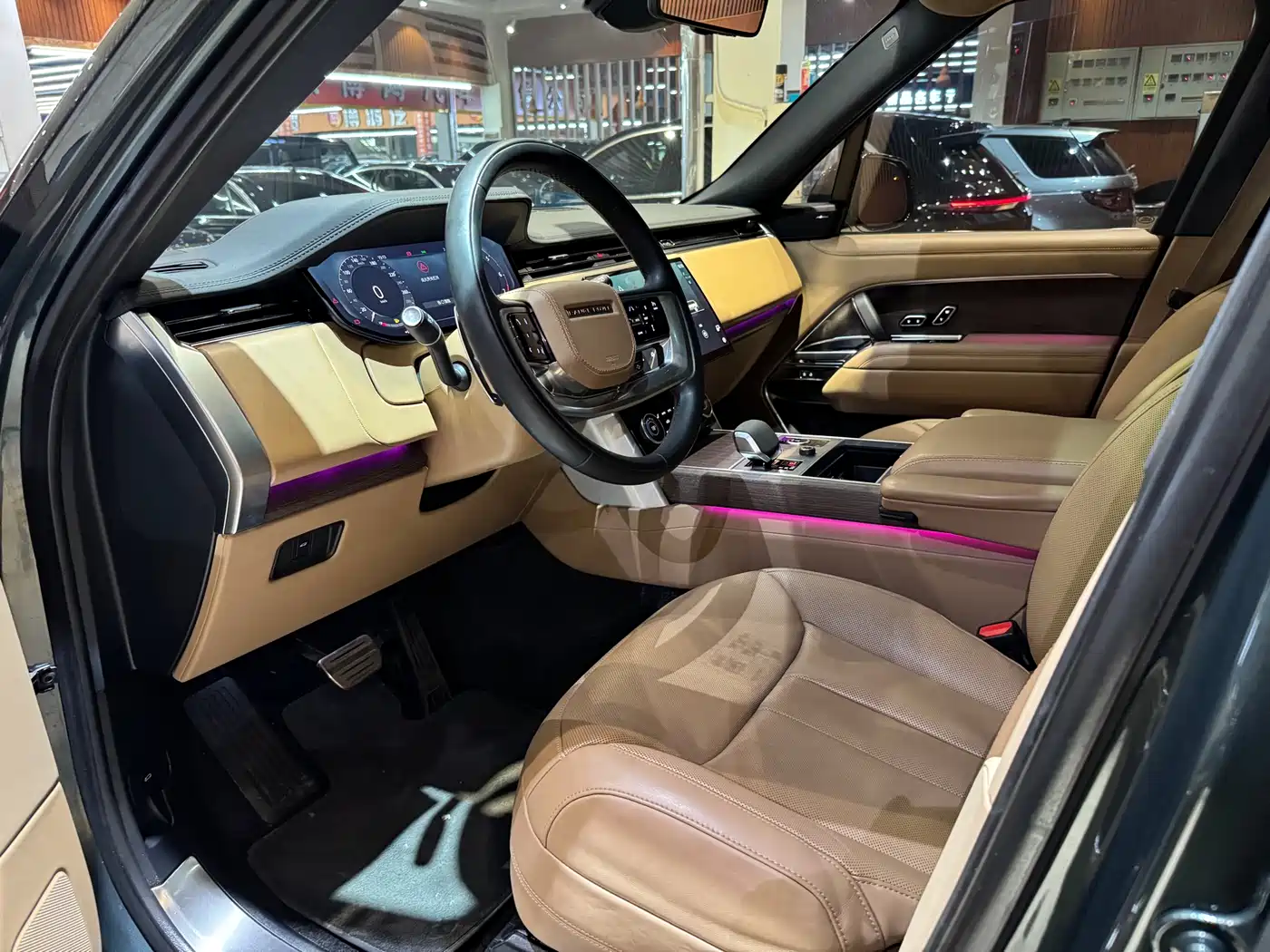 Land Rover Range Rover 2023 3.0 L6 400PS Golden Age 7-Seater Long Wheelbase фото 9