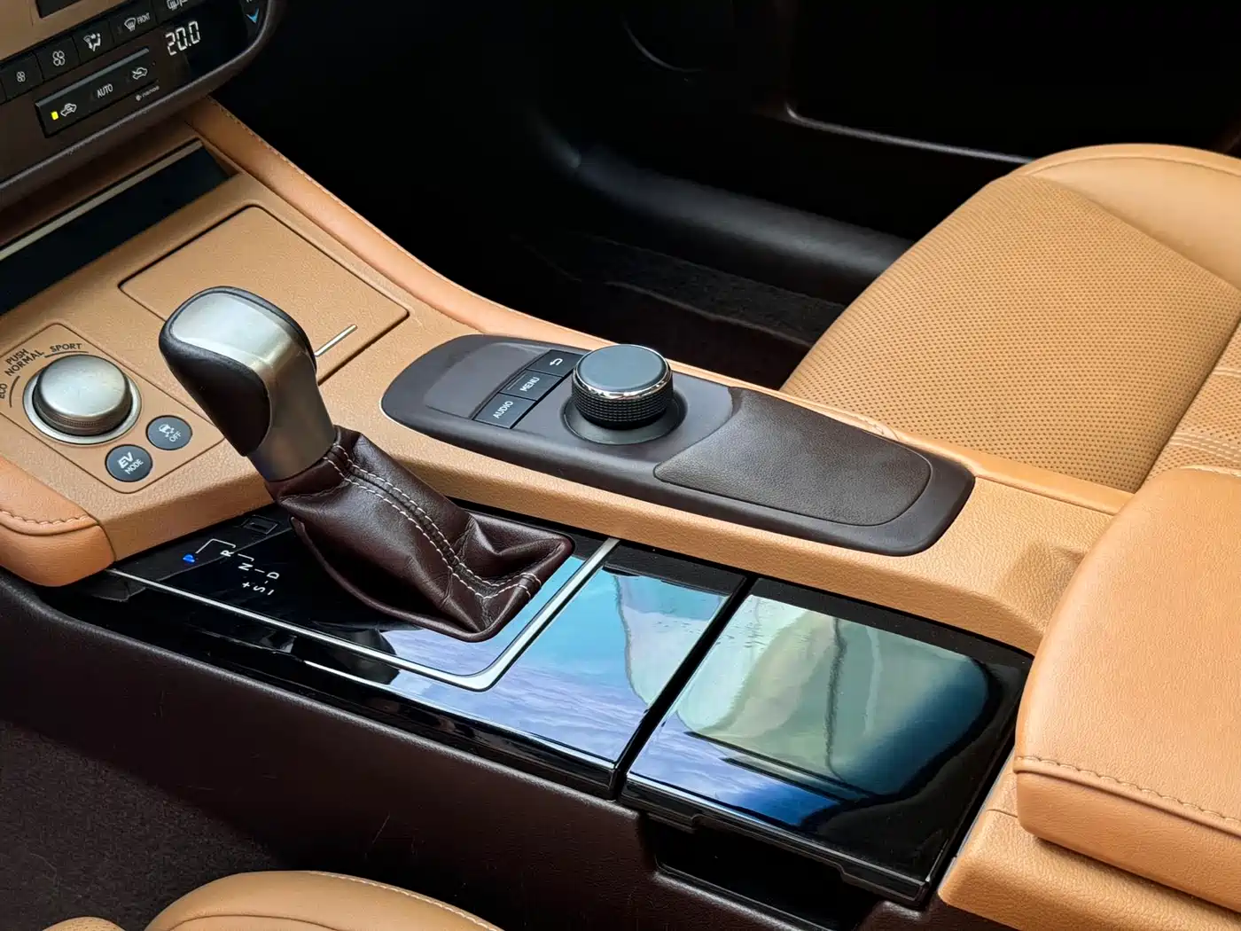 Lexus ES 2017 300h Mark Levinson Comfort Edition фото 14