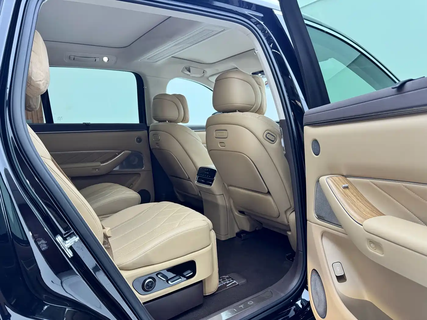 AITO Wenjie AITO M8 2025 Extended Range Ultra 53.4kWh 6-Seater фото 8