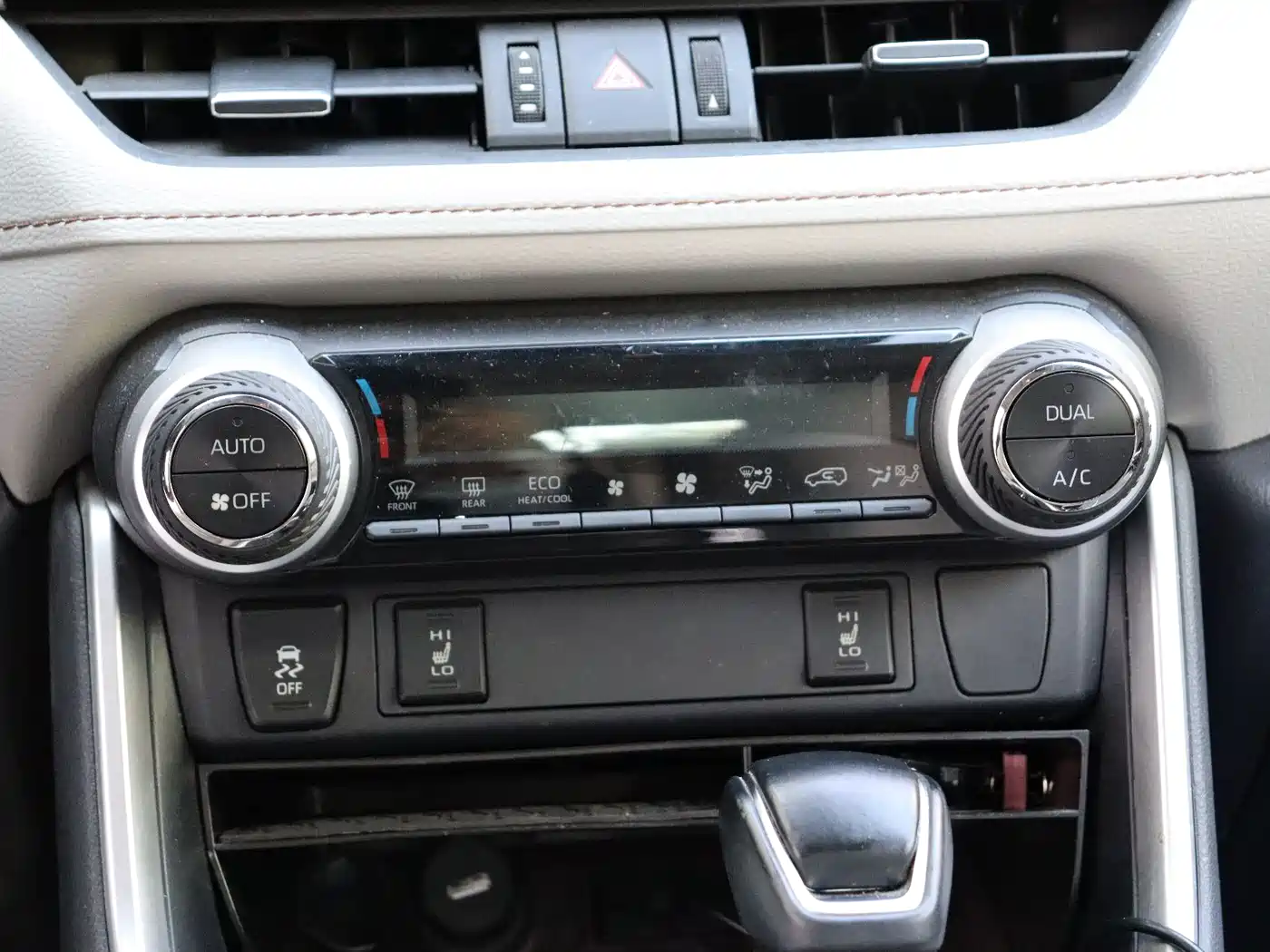 Toyota RAV4 Rongfang 2020 Hybrid 2.5L E-CVT AWD Flagship Edition фото 13