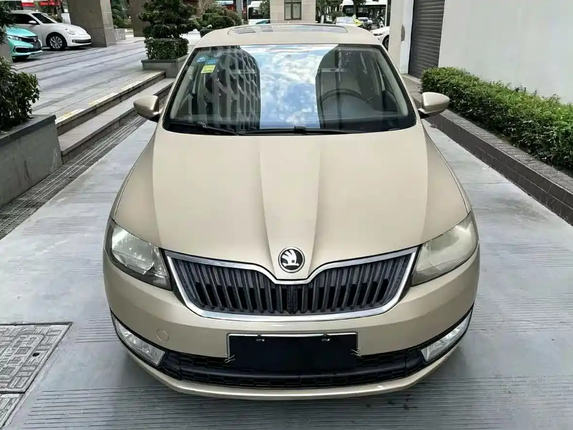 Škoda Rapid 2015 1.6L Automatic Smart Selection фото 2
