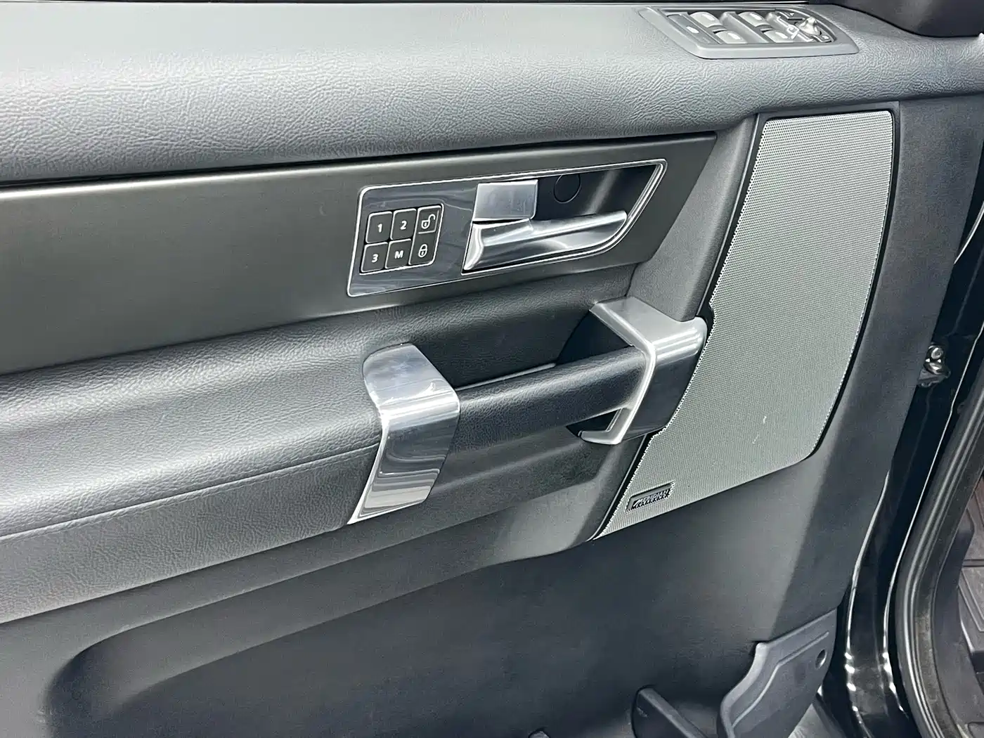 Land Rover Discovery 2016 3.0 SC Gloss Black Collector's Edition HSE фото 15