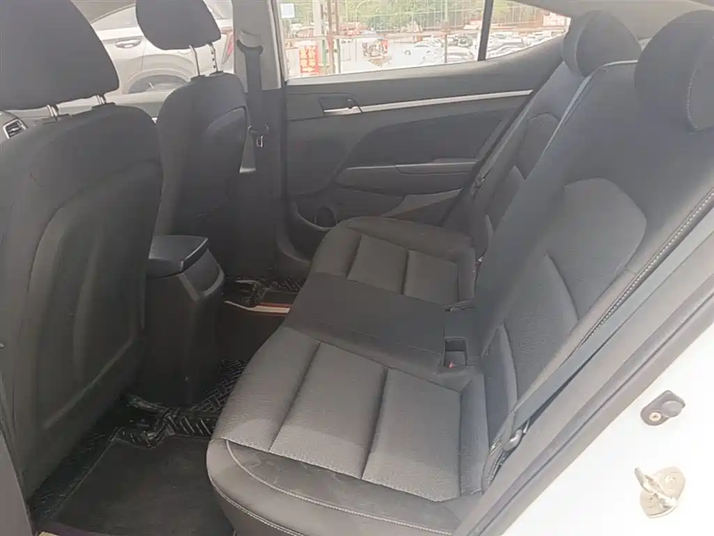 Hyundai Elantra 2016 Model 1.6L Automatic Smart Elite фото 17