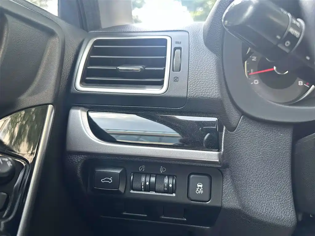 Subaru Forester 2016 2.0i Fashion Navigation Edition фото 17