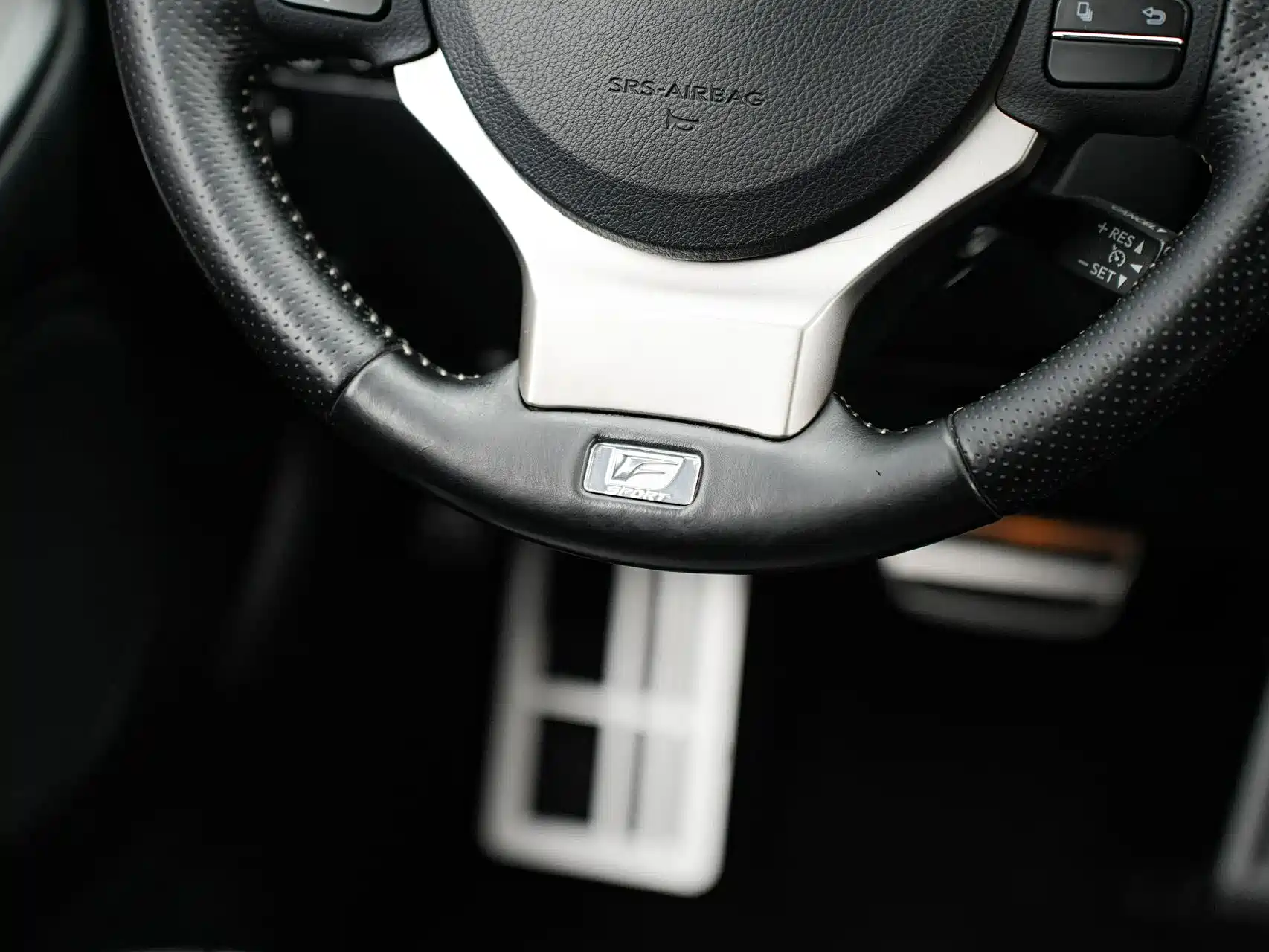 Фото 22 - Lexus RC