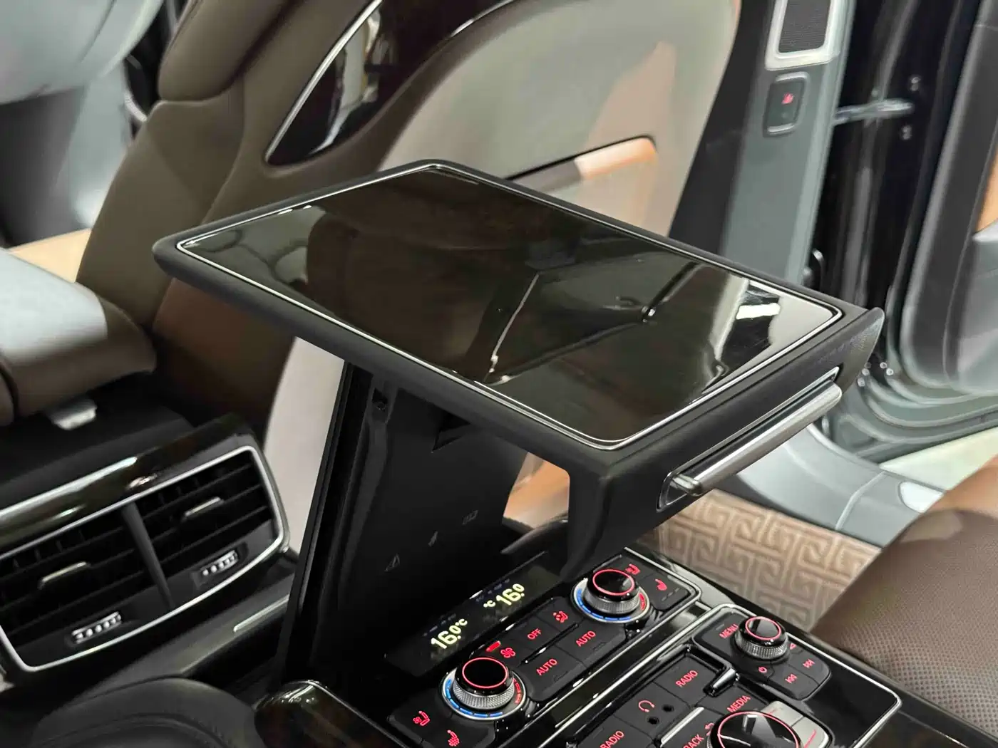 Photo 15 - Audi A8