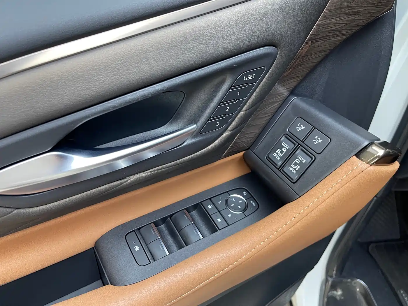 Toyota Vellfire 2024 Crown Hybrid 2.5L Premium Edition фото 16