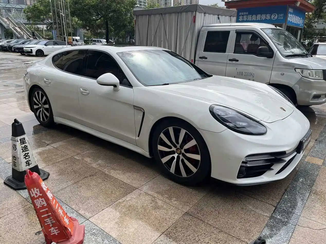 Photo 3 - Porsche Panamera