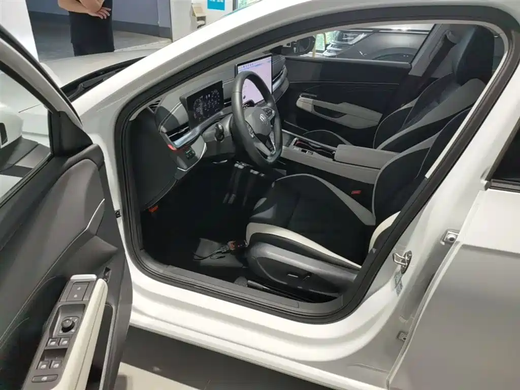 Volkswagen Sagitar 2025 300TSI DSG High-end Model фото 15