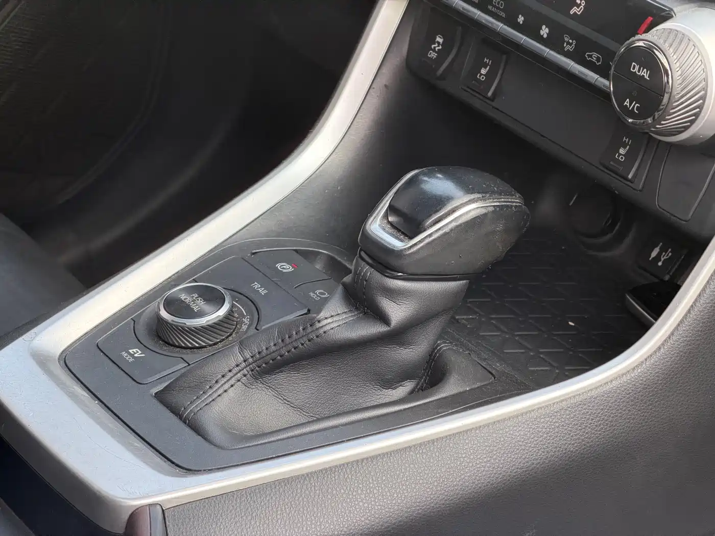 Toyota RAV4 Rongfang 2021 Hybrid 2.5L E-CVT AWD Elite PLUS Edition фото 16