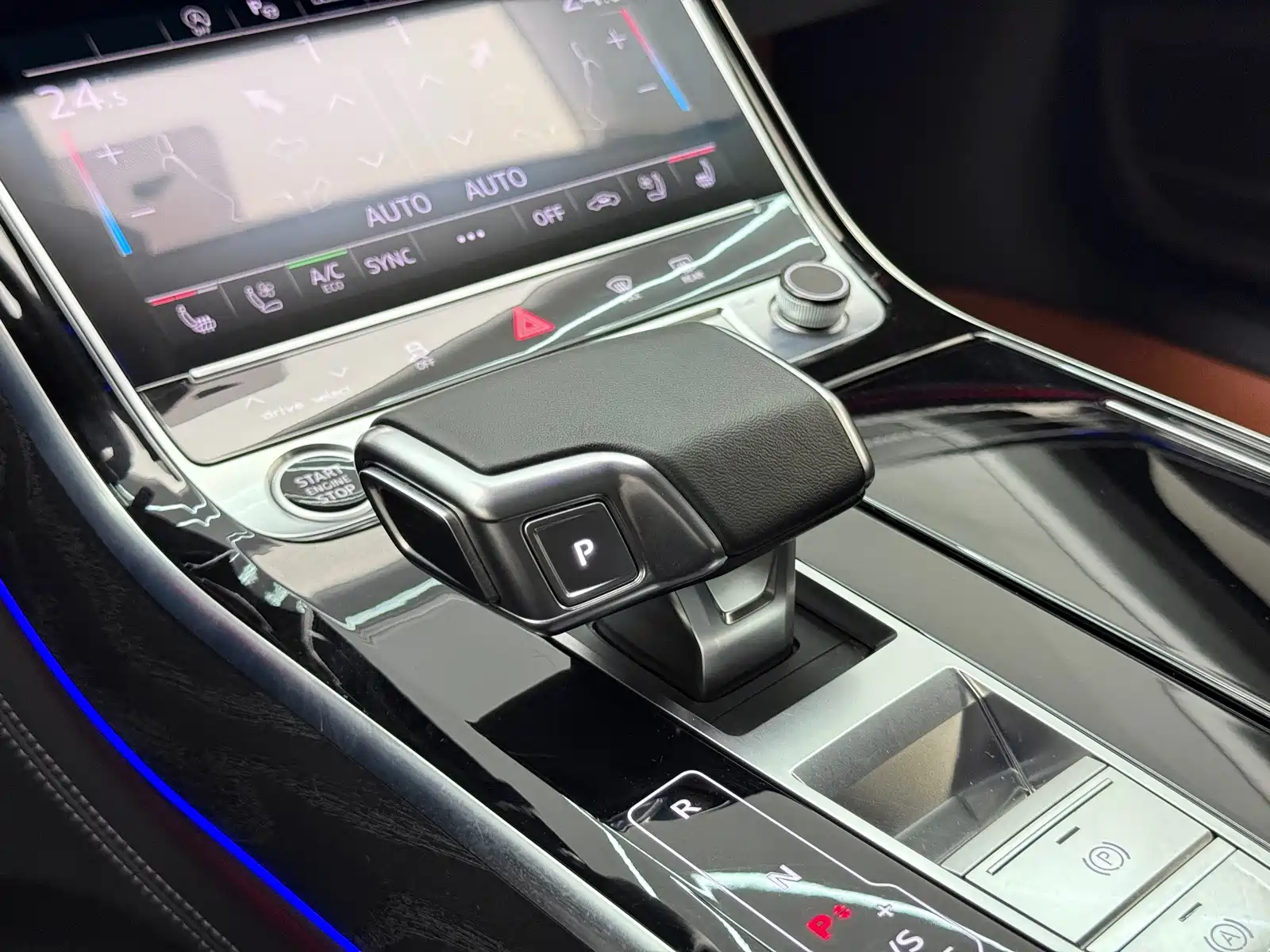 Photo 16 - Audi A8