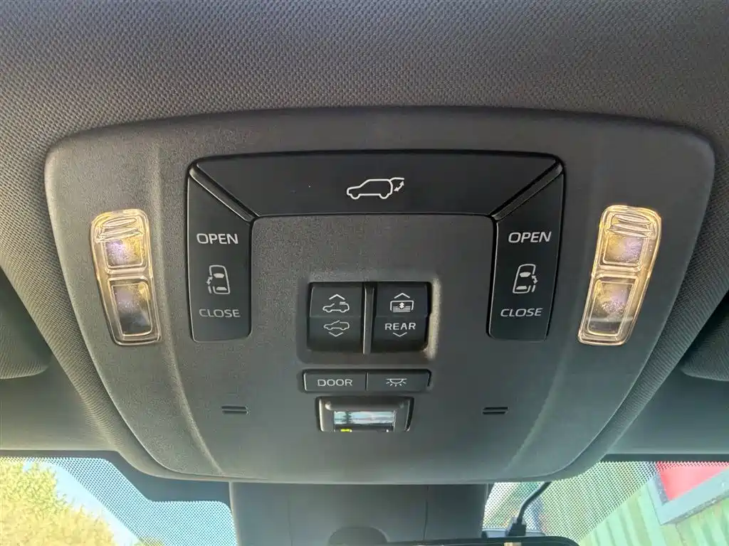 Toyota Granvia 2024 2.5L Hybrid Premium PLUS 4WD Edition фото 15