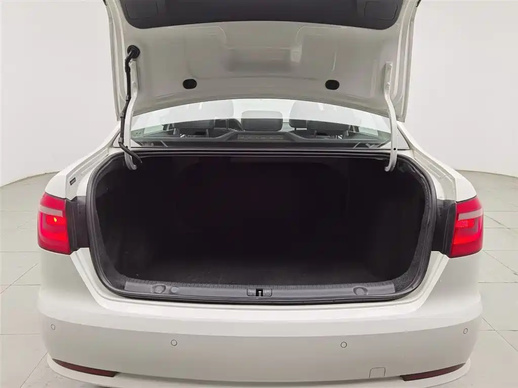 Volkswagen Lavida 2013 Facelift Classic 1.6L Manual Comfort фото 16