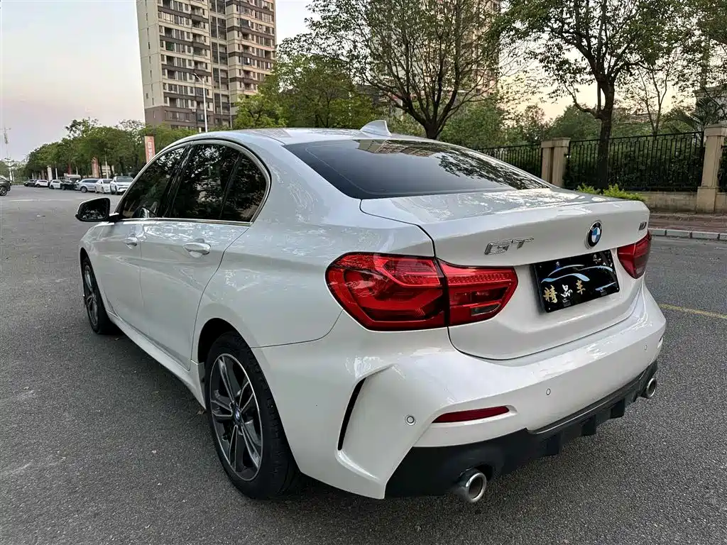 BMW 1 Series 2022 120i M Sport фото 4