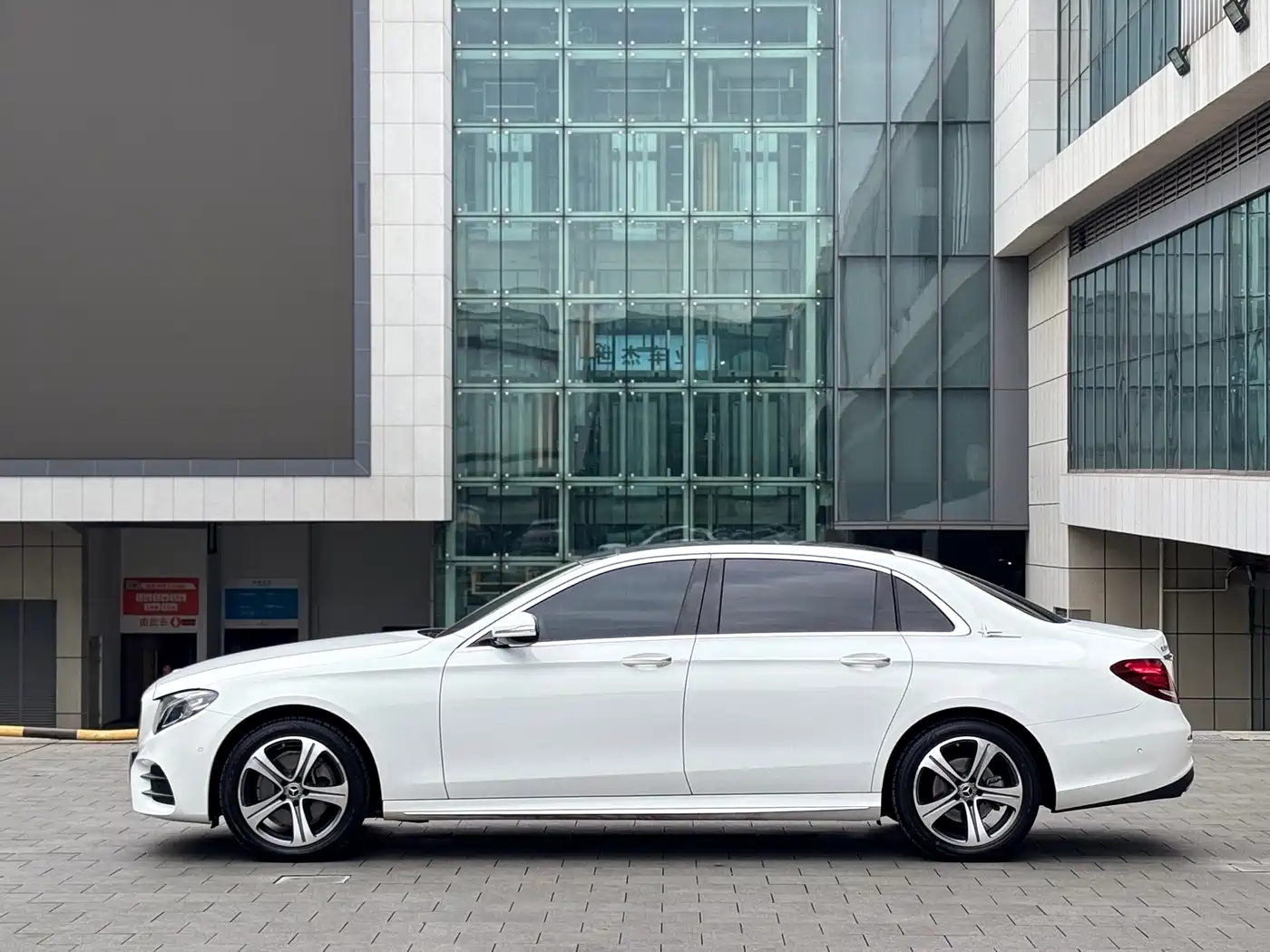 Mercedes-Benz E-Class 2020 Model E 260 L Sport фото 3