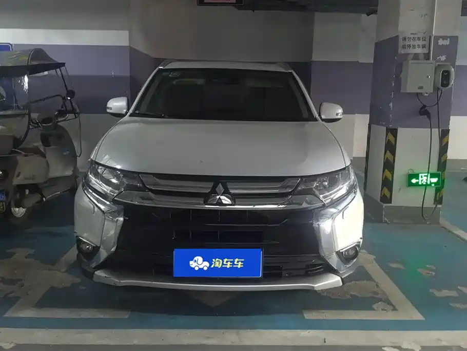 Mitsubishi Outlander 2016 2.4L 4WD Luxury Edition 7-seater фото 2