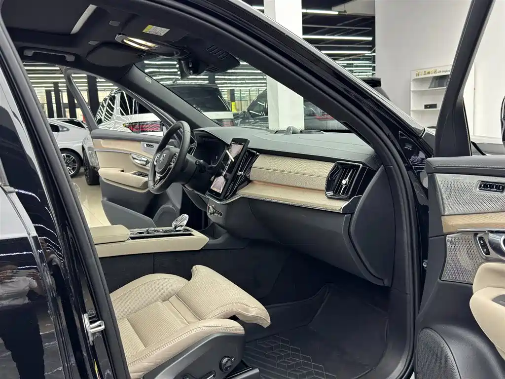 VOLVO XC90 PLUG-IN HYBRID