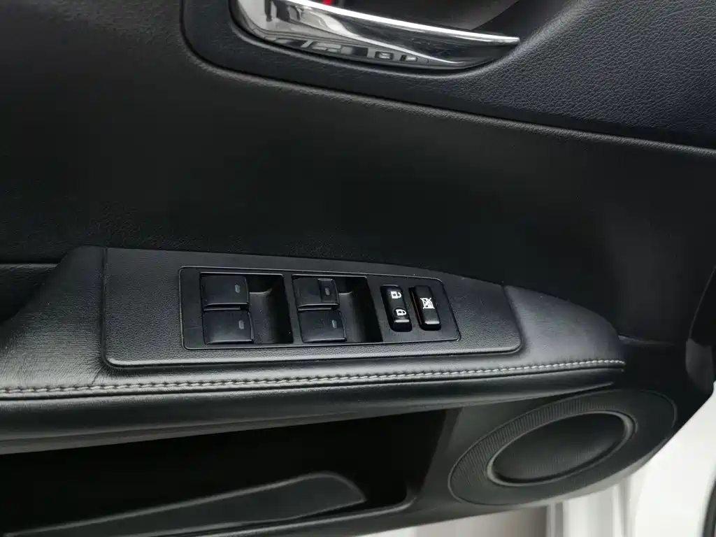 Фото 9 - Lexus ES