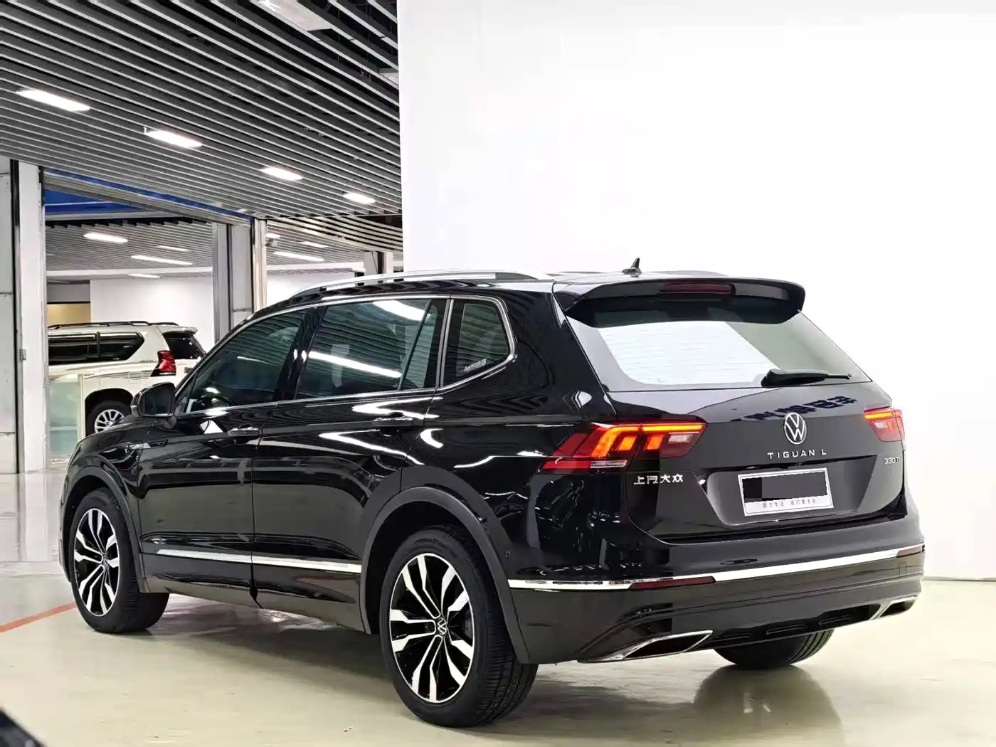 Volkswagen Tiguan L 2021 330TSI Automatic 2WD R-Line Premium фото 4
