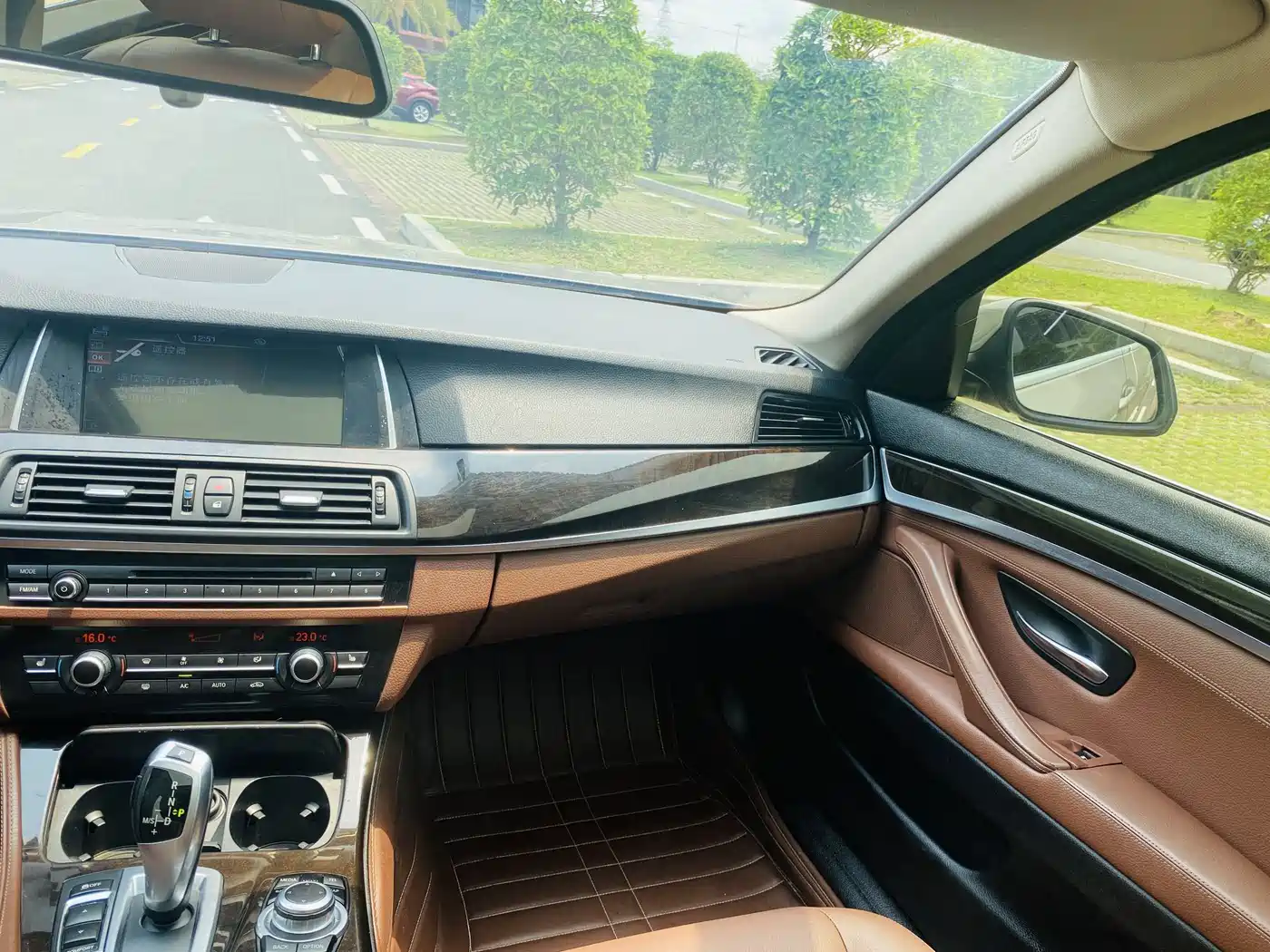 BMW 5 Series 2014 525Li Leading фото 19