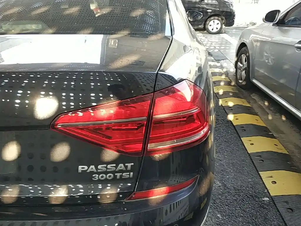 Volkswagen Passat 2015 1.8TSI DSG Elegance Edition фото 8