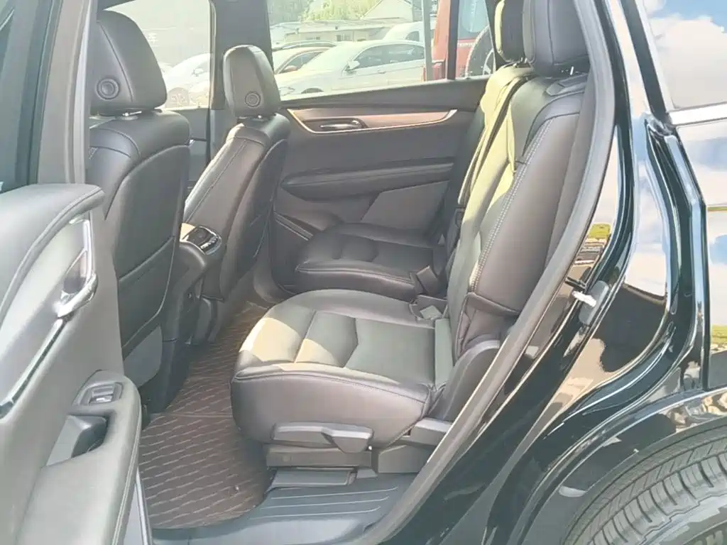 Фото 17 - Cadillac XT6