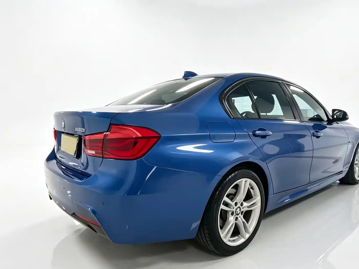 BMW 3 Series 2017 320i M Sport фото 2