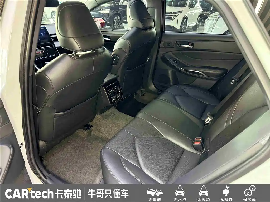 Toyota Avalon 2022 2.0L XLE Premium фото 25