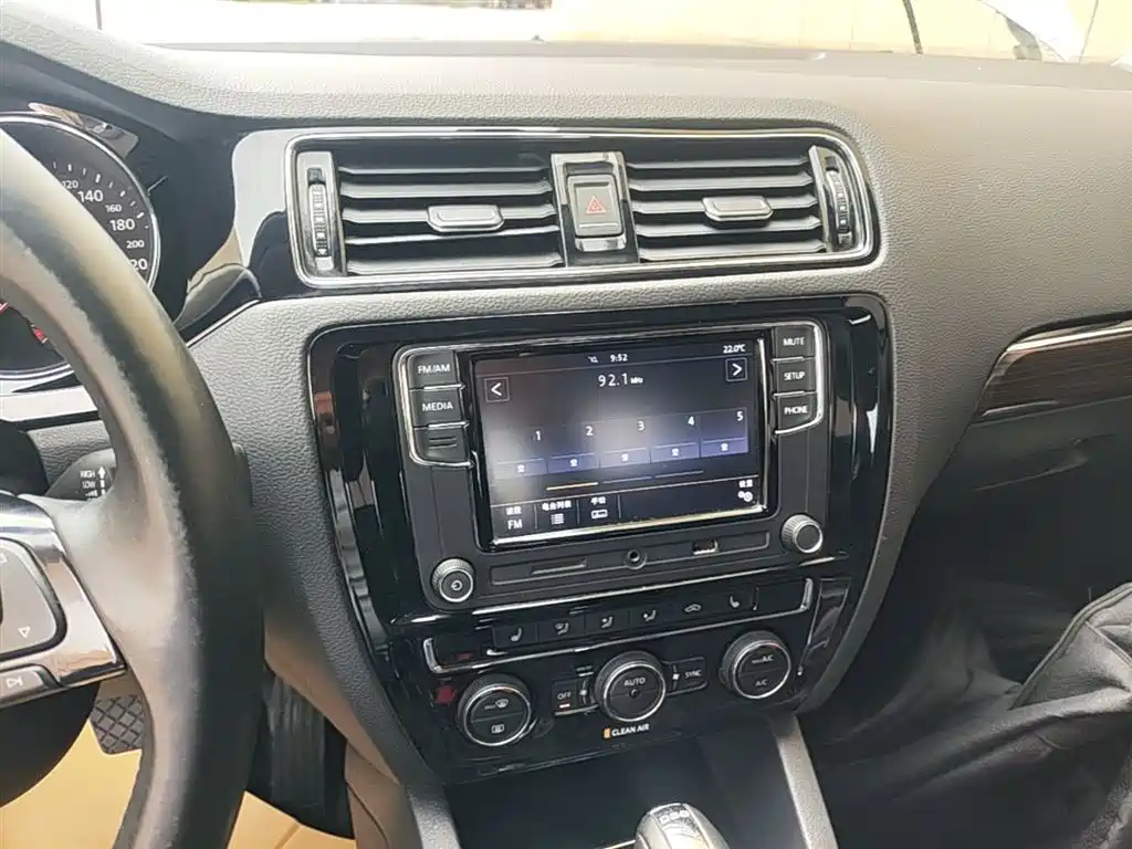 Volkswagen Sagitar 2017 230TSI Automatic Luxury фото 13