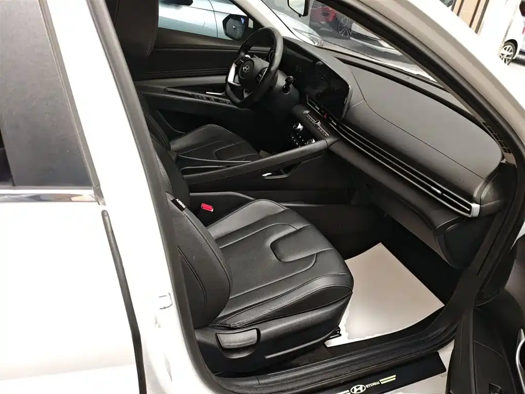 Hyundai Elantra 2023 Model 1.5L CVT LUX Premium Edition фото 17