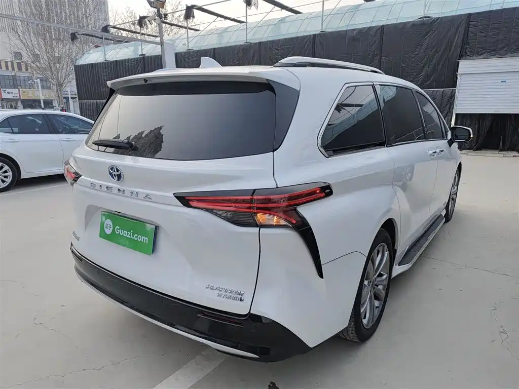Toyota Sienna 2023 2.5L Hybrid Platinum Edition фото 5