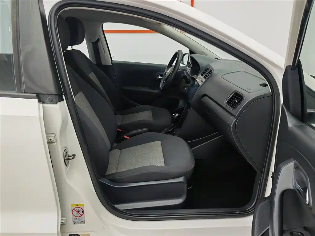 Volkswagen Polo 2016 1.4L Automatic Trend фото 23