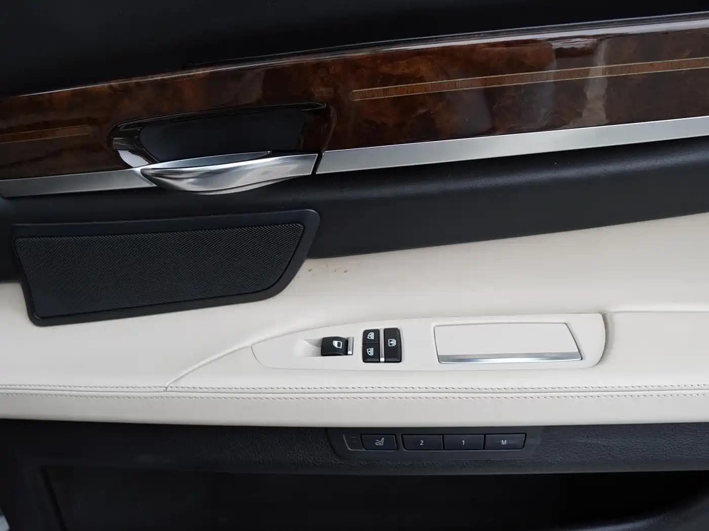 BMW 7 Series 2010 760Li фото 22
