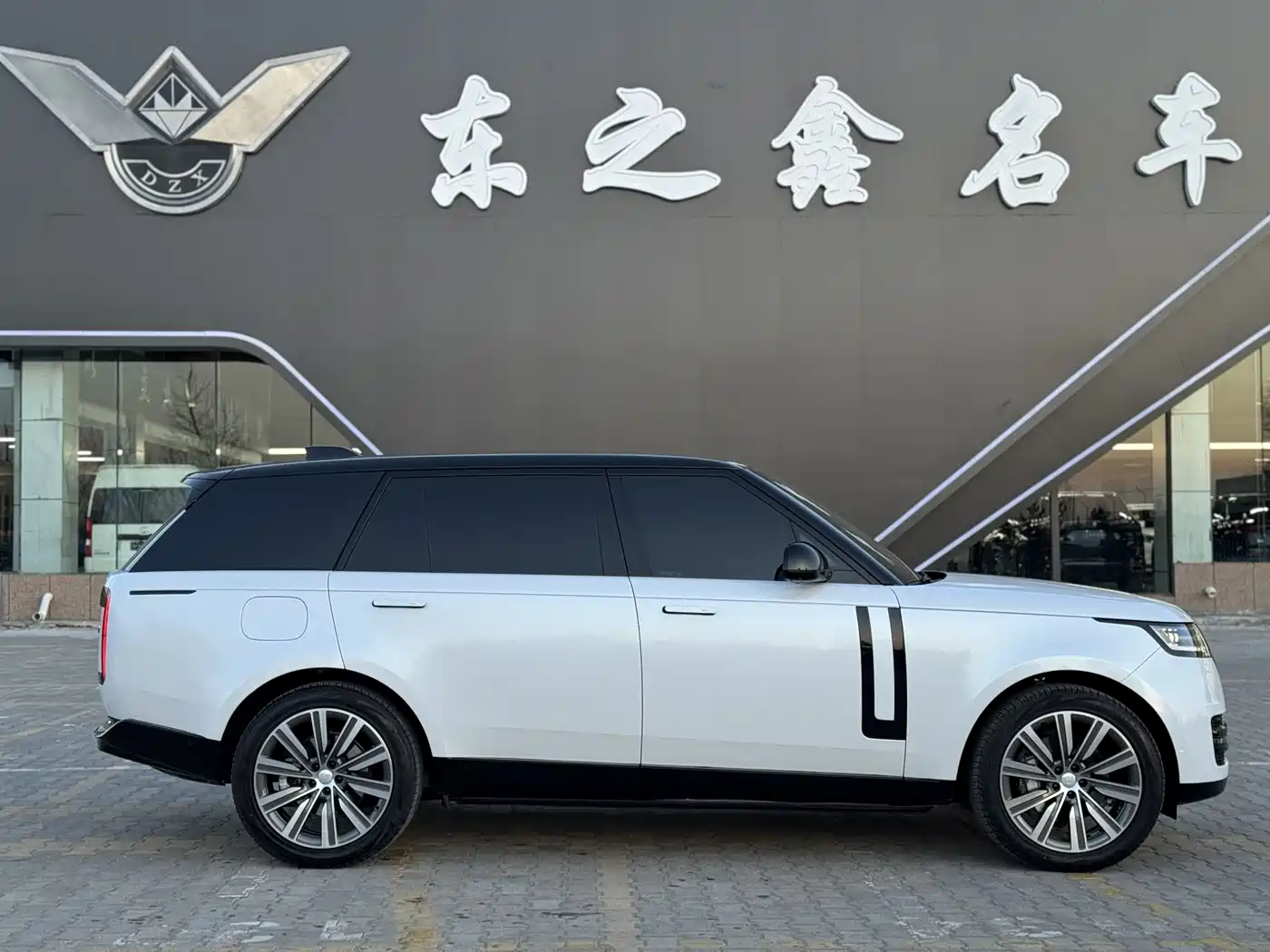 Land Rover Range Rover 2025 3.0 L6 400PS Genesis Extended Wheelbase фото 6