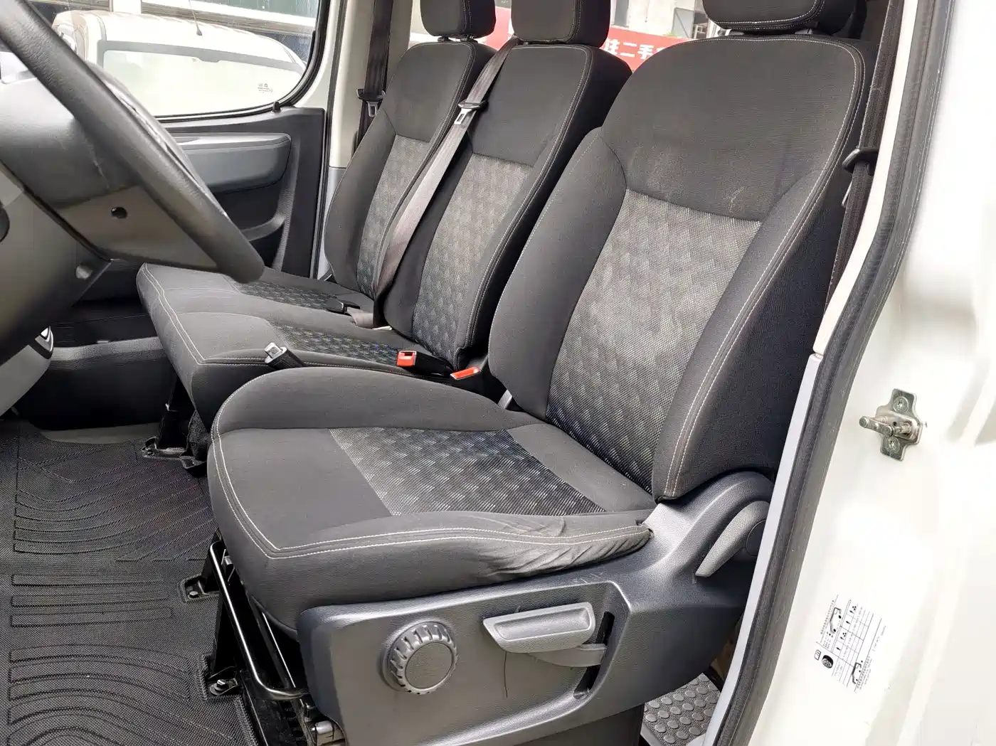 SAIC Maxus Xintu V80 2021 2.0T PLUS Manual Business Travel Edition Long Wheelbase Medium Roof 9 Seats фото 14