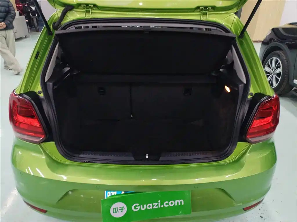 Volkswagen Polo 2014 1.6L Automatic Luxury Edition фото 9