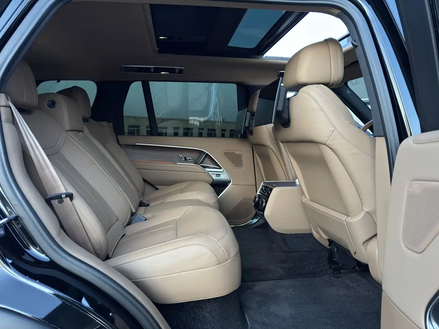 Land Rover Range Rover 2025 3.0 L6 400PS Genesis Extended Wheelbase фото 15