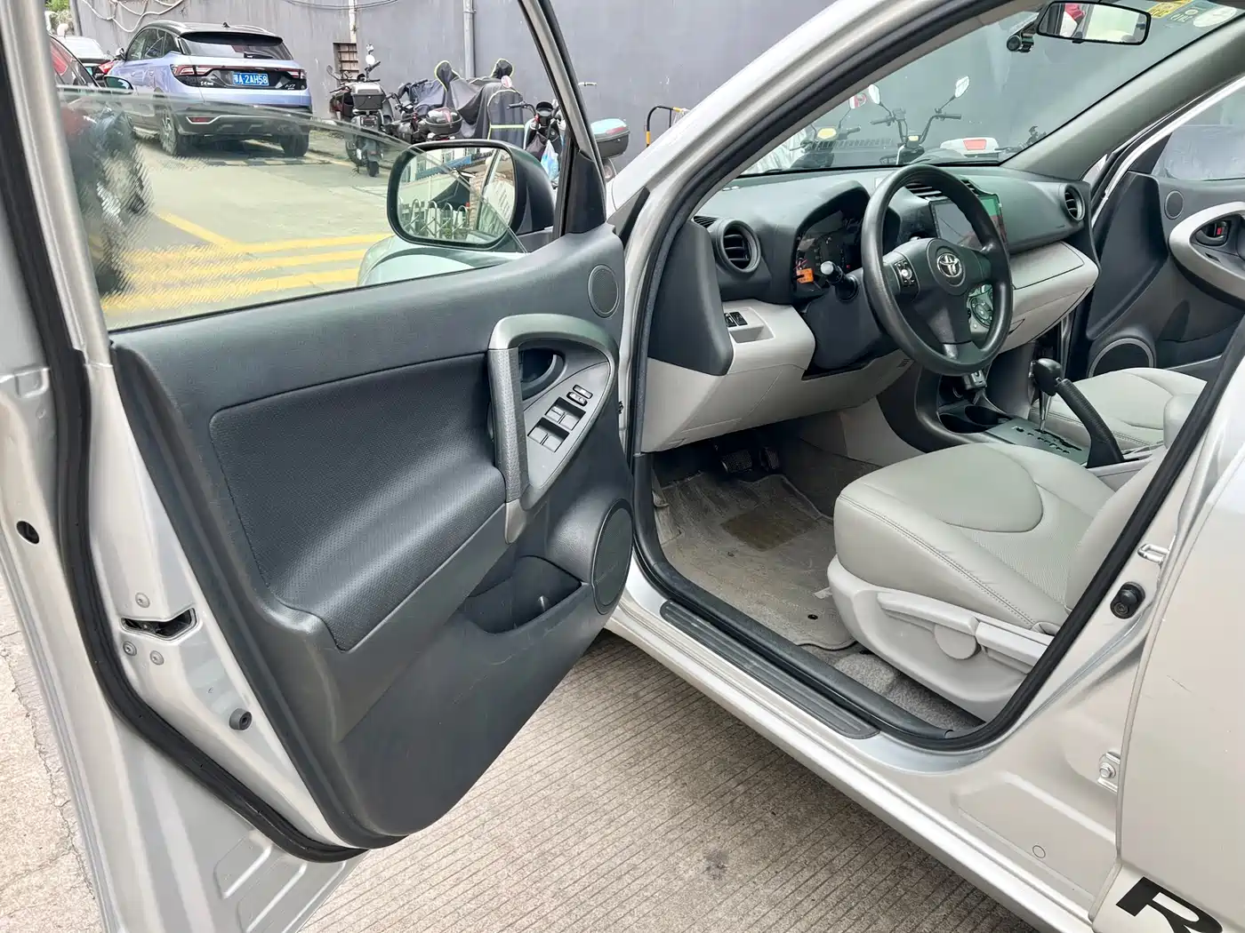 Toyota RAV4 Rongfang 2010 2.0L Automatic Luxury Upgrade Edition фото 10