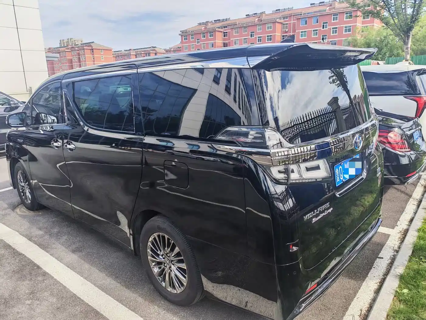 Toyota Vellfire 2020 Twin Engine 2.5L HV Premium Edition фото 4