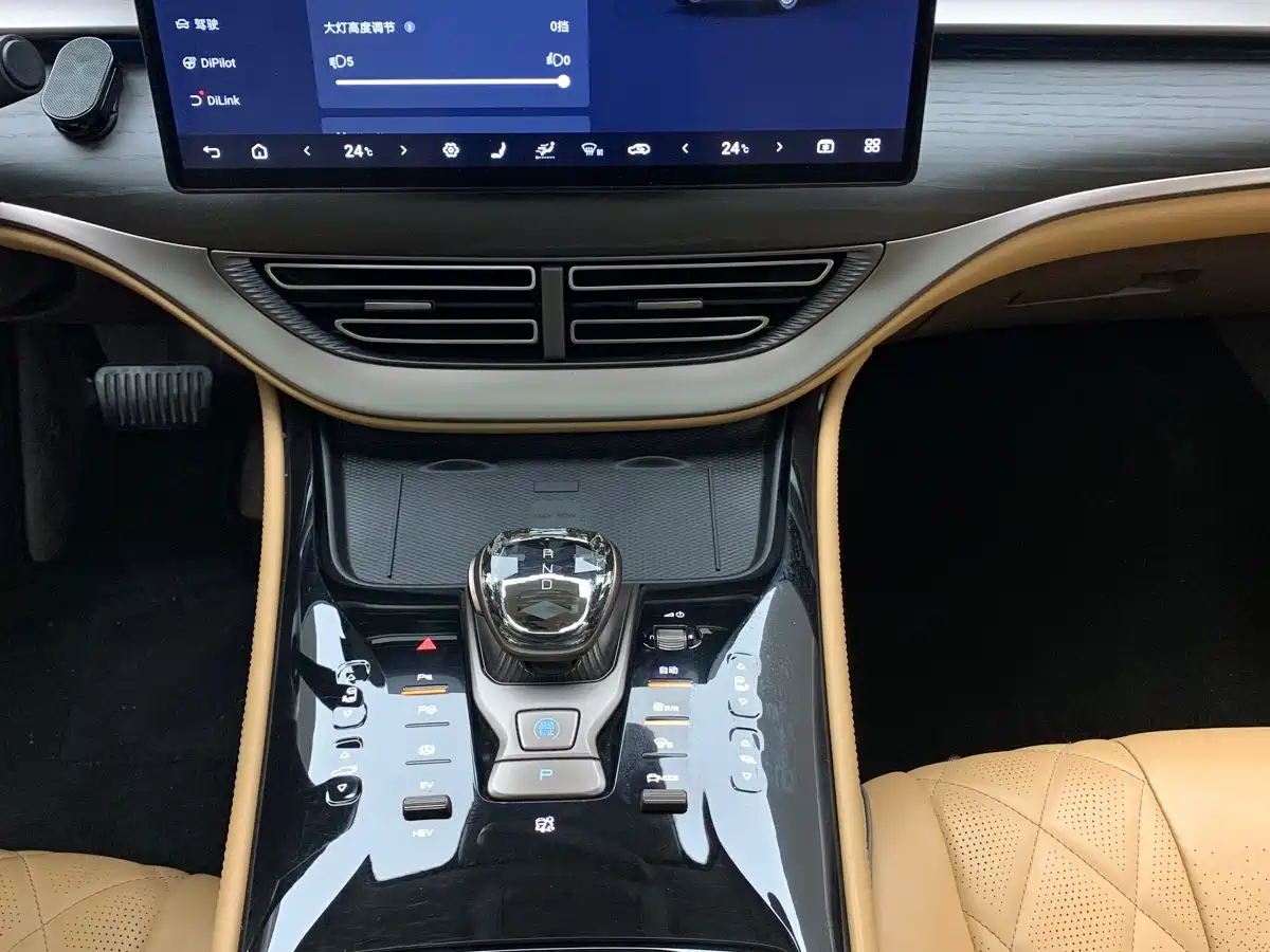 Denza D9 2023 2022 DM-i 970 AWD Flagship