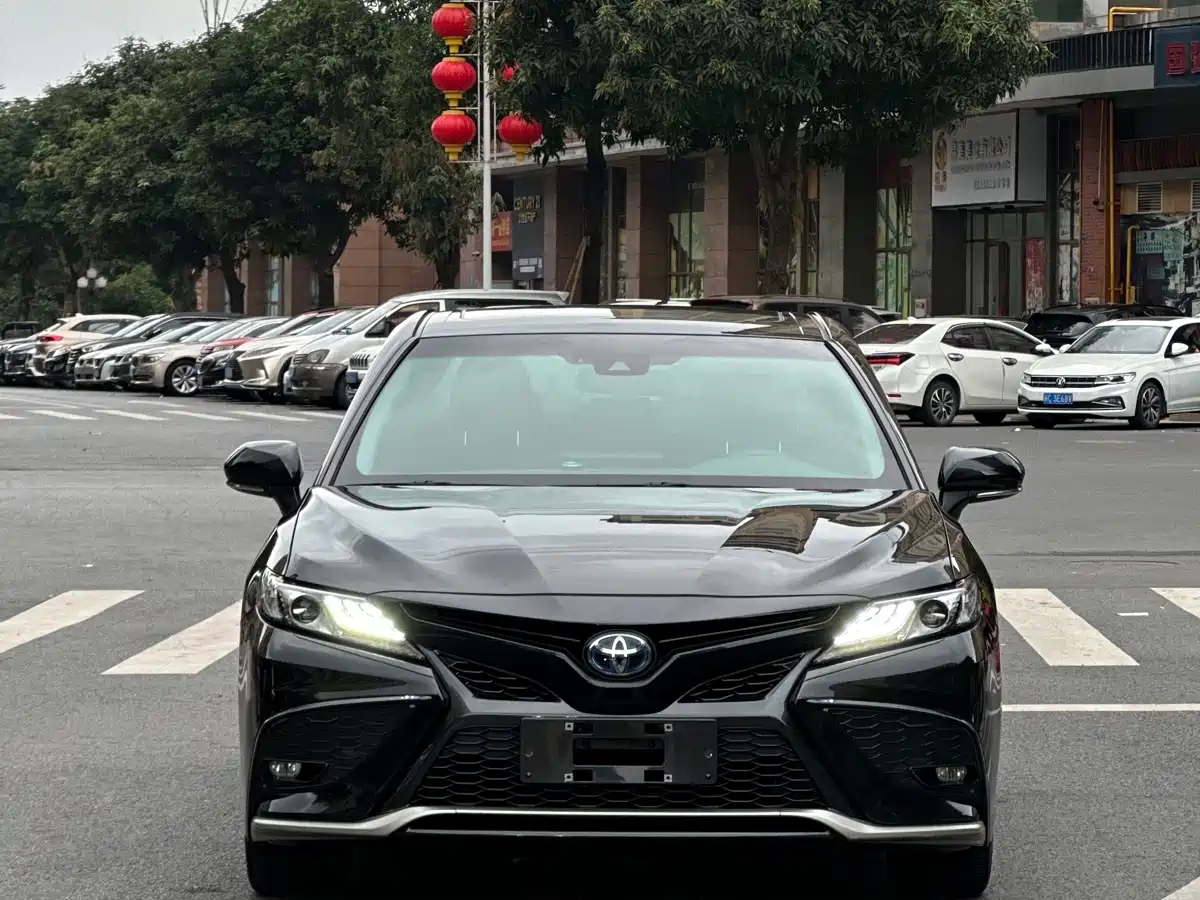 Toyota Camry 2021 Hybrid 2.5HS Fashion Edition фото 2