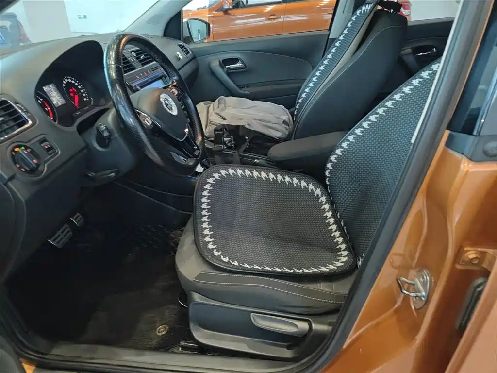 Volkswagen Polo 2016 1.6L Cross Polo Automatic фото 7
