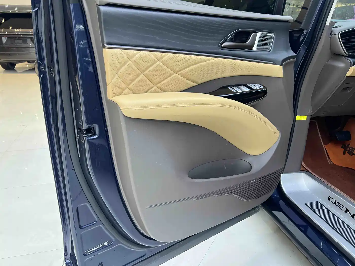Denza D9 2022 DM-i 970 AWD Flagship фото 5
