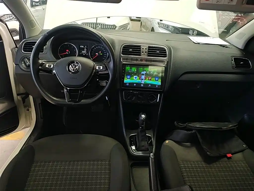 Volkswagen Polo 2016 1.6L Automatic Comfort фото 10