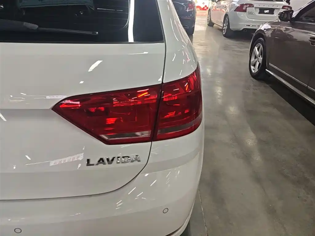 Volkswagen Lavida Tour 2015 1.6L Automatic Trend Edition фото 8